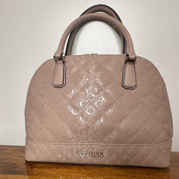 GUESS purse with a removable shoulder strap. - Picture 4 of 12